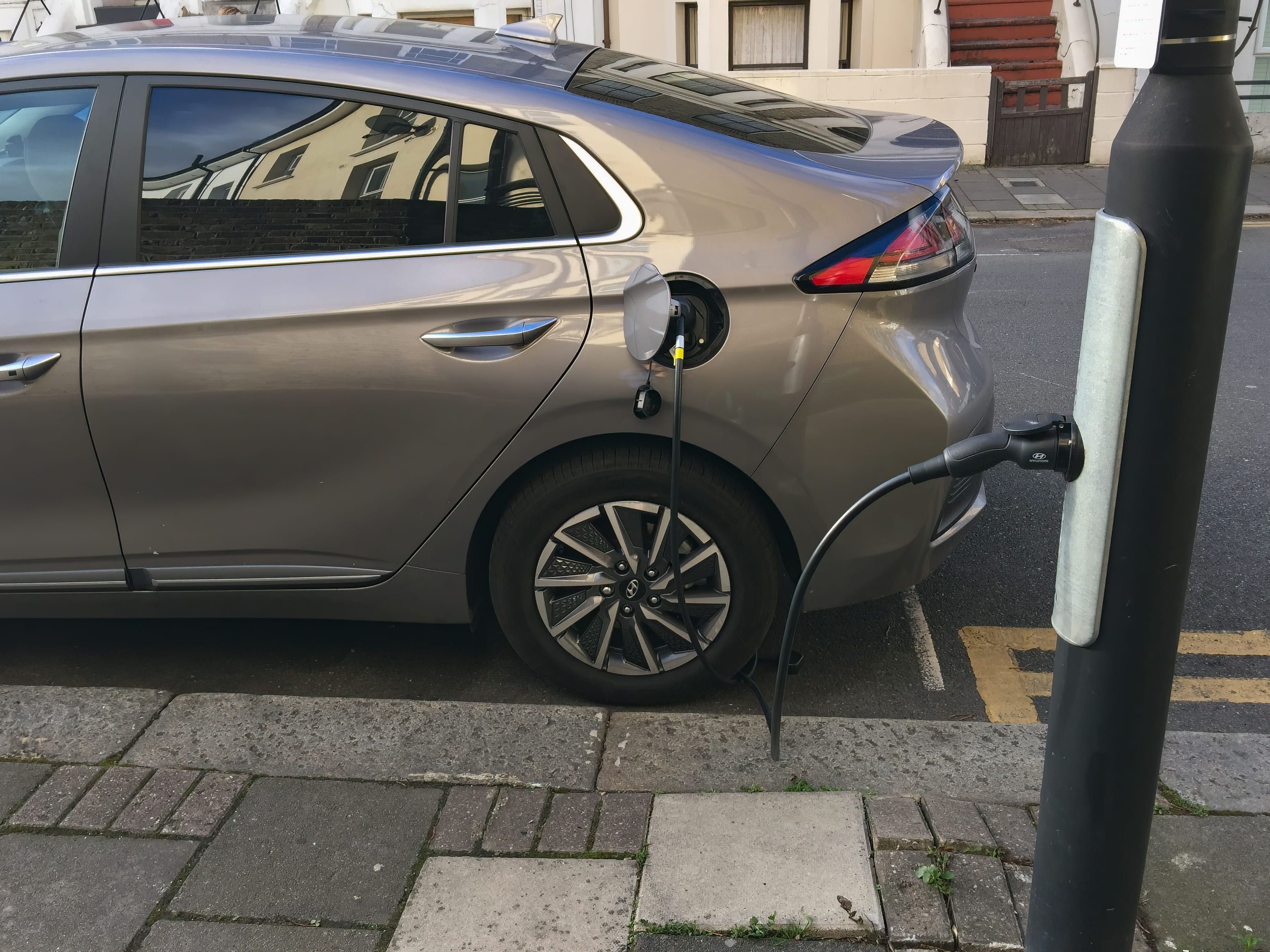 Using mobile application to find avialable charging points UK