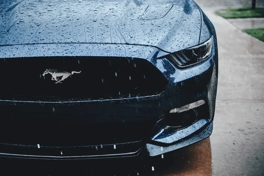 Ford_Mustang_in_rain_a551d121ae.webp